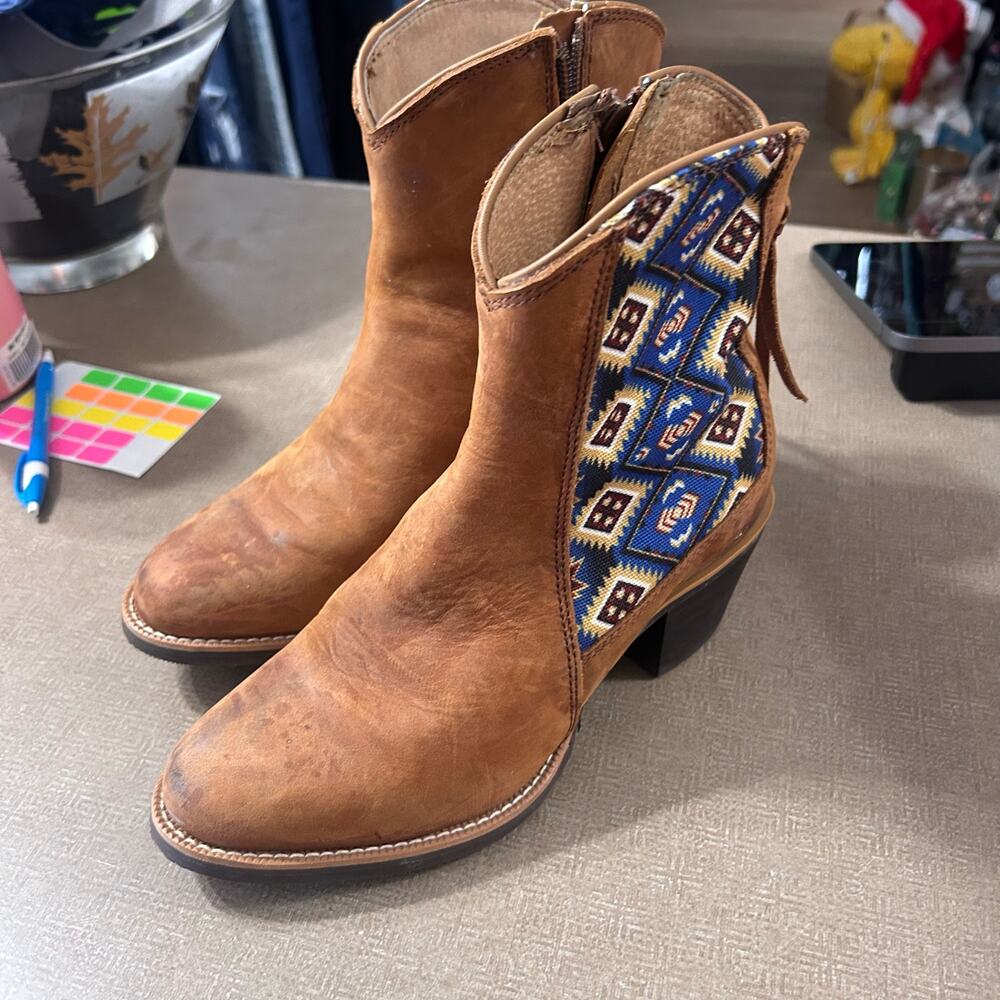 Wrangler Women's Free Spirit Fashion Booties Leather/Fabric 6.5